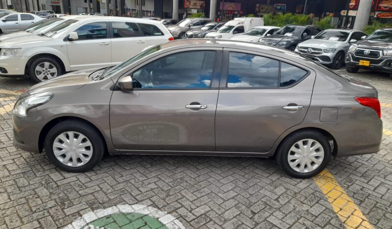 Nissan Versa 2018 lleno