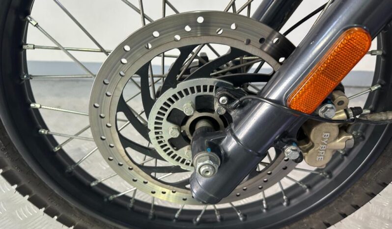 Royal Enfield HIMALAYAN 411 2024 lleno