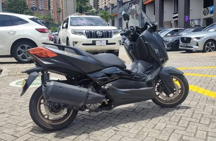 Yamaha XMAX 2023 lleno